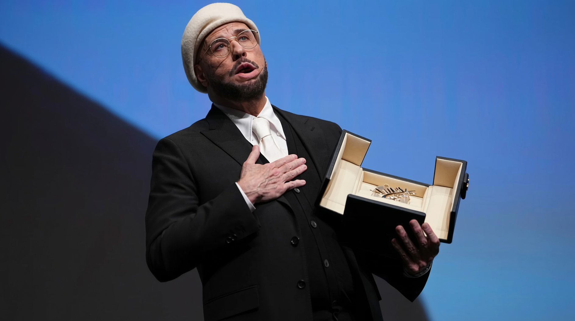 John Travolta recibe en Cannes una Palma de Oro de honor y dice: "No puedo creerlo"