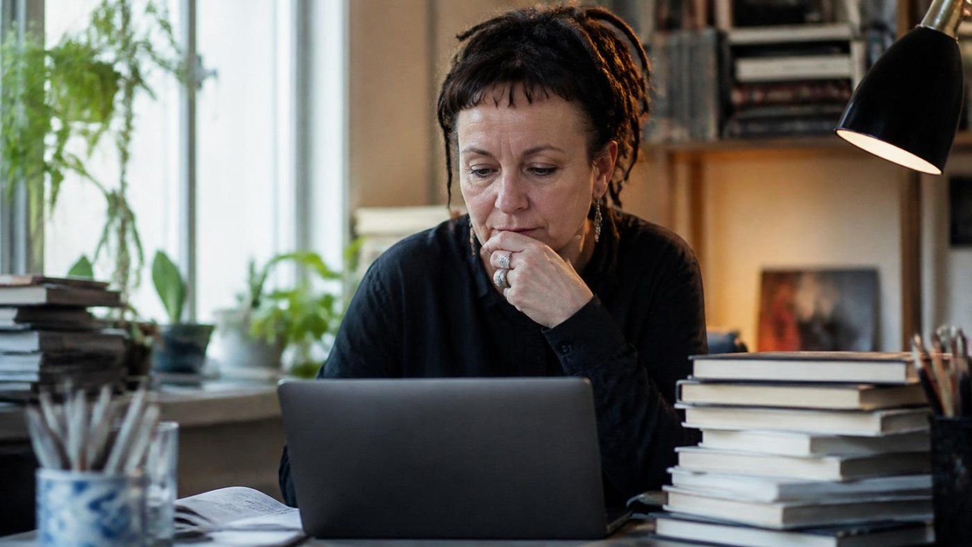 Olga Tokarczuk usa IA para probar estructuras narrativas mientras la escritura con IA ya domina entre autores