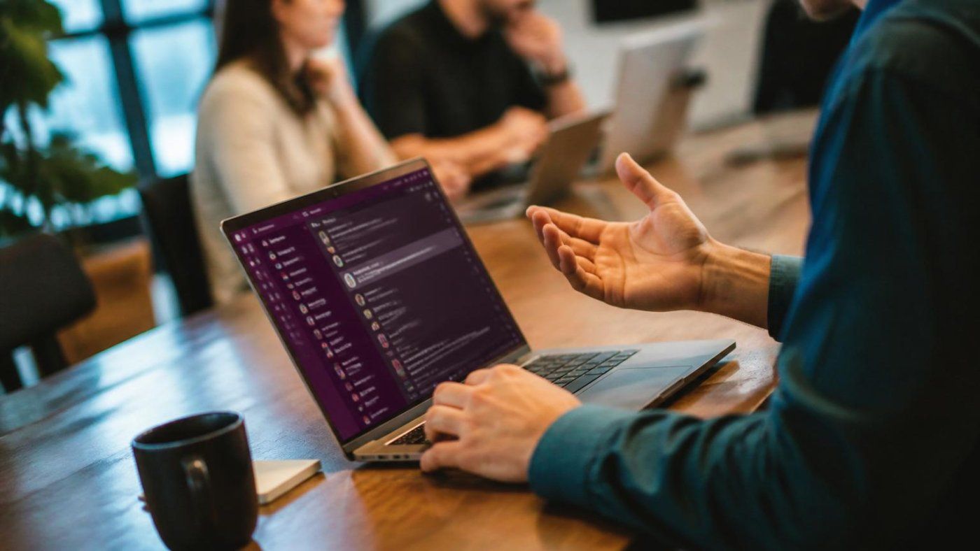 Anthropic mete a Claude en Slack con Claude Tag: la IA podrá trabajar horas en canales y compartir contexto de equipo