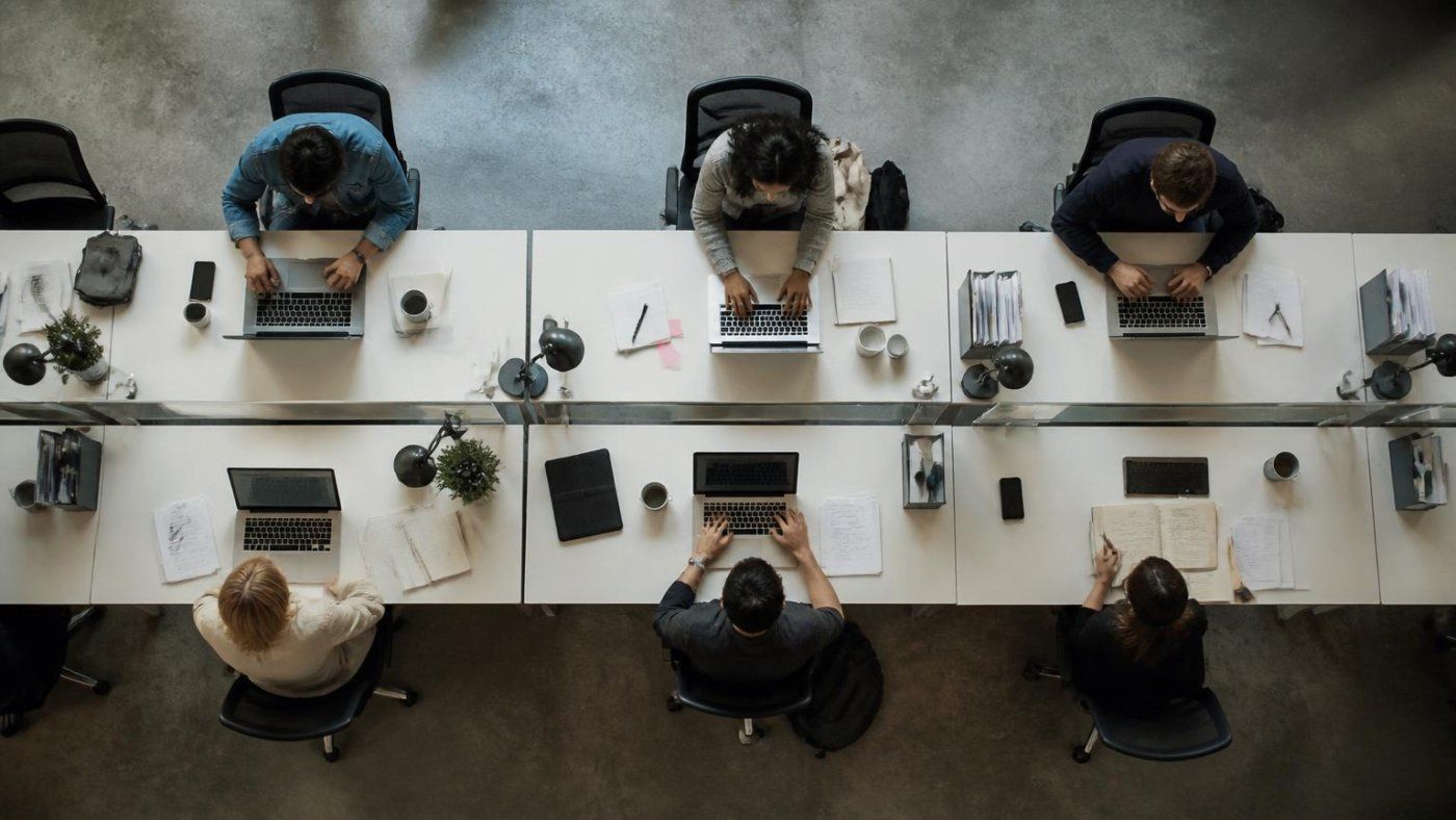 Anthropic alerta: la IA podría borrar hasta la mitad de los empleos de oficina para recién graduados en cinco años