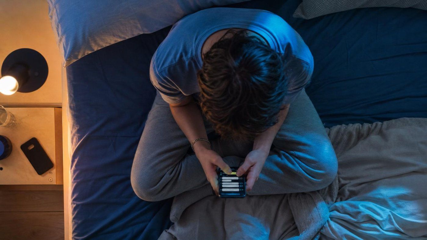 El 64% de los adolescentes usa IA para apoyo emocional y los expertos alertan de vínculos menos reales