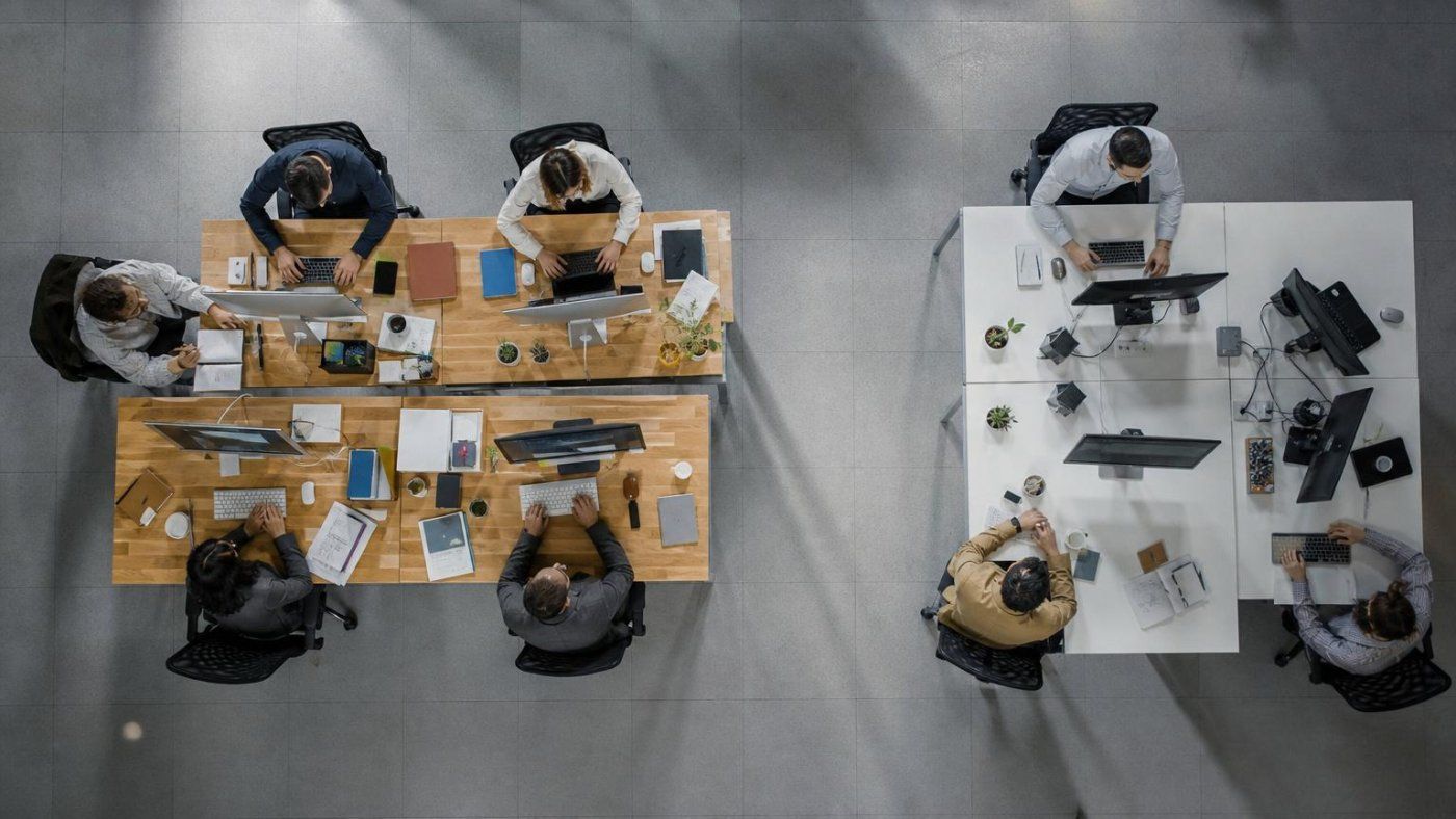 La IA recorta empleos y obliga a recontratar: el 30% de los puestos desplazados volverá antes de 2029