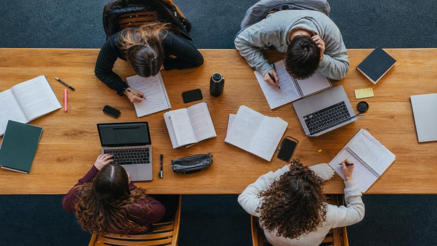 El 89% del alumnado ya usa IA: gana nota al principio, pero aprende menos a largo plazo