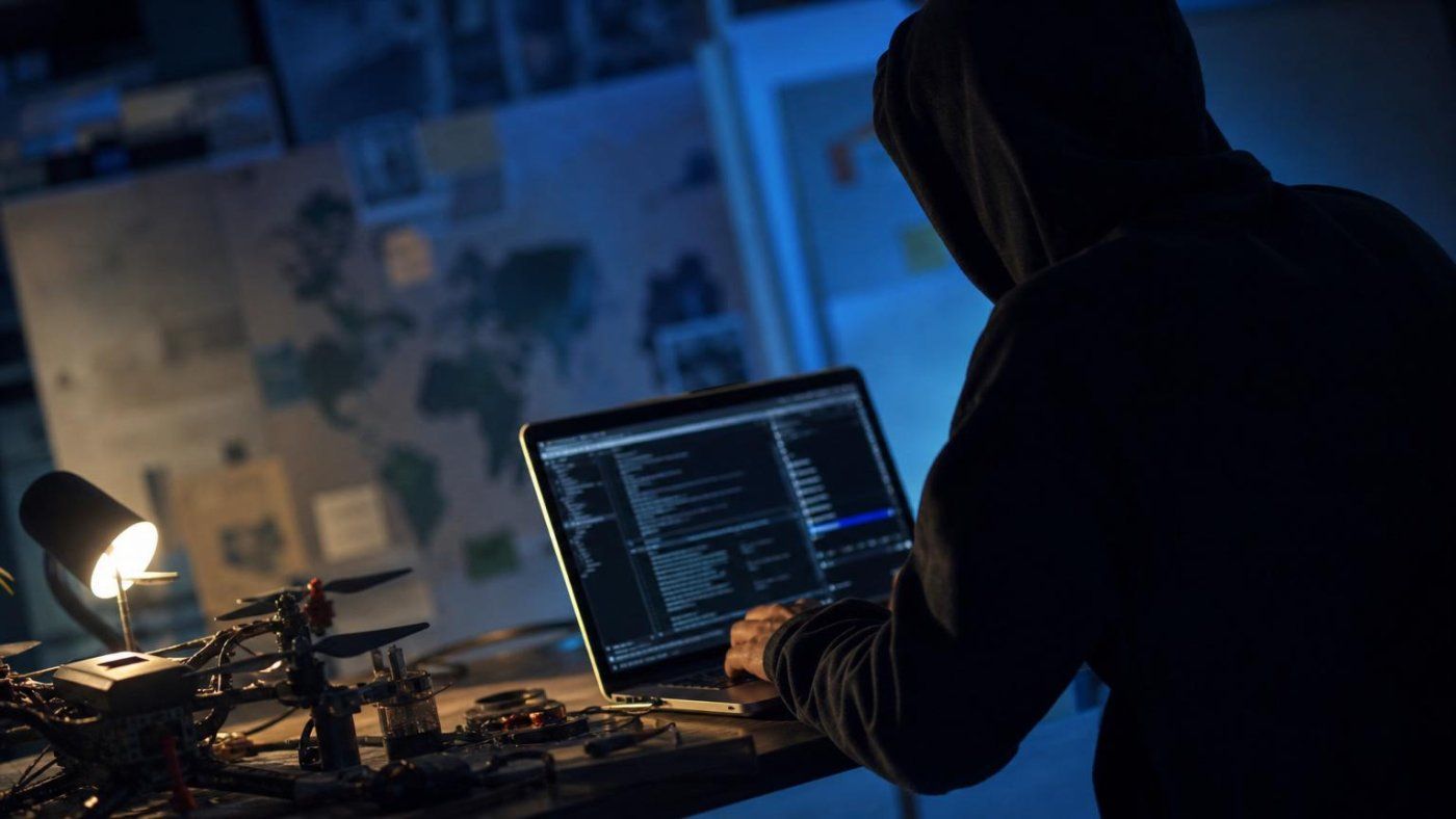 Tech Against Terrorism: el 32% de 27 IA dio ayuda útil a extremistas y subió al 42% con jailbreak de investigación