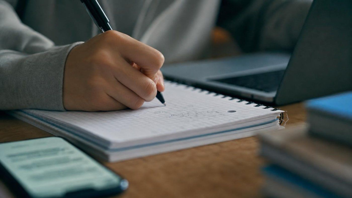 IA acelera, pero empeora el aprendizaje: estudios de Georgetown, MIT y Wharton detectan peor rendimiento sin ayuda