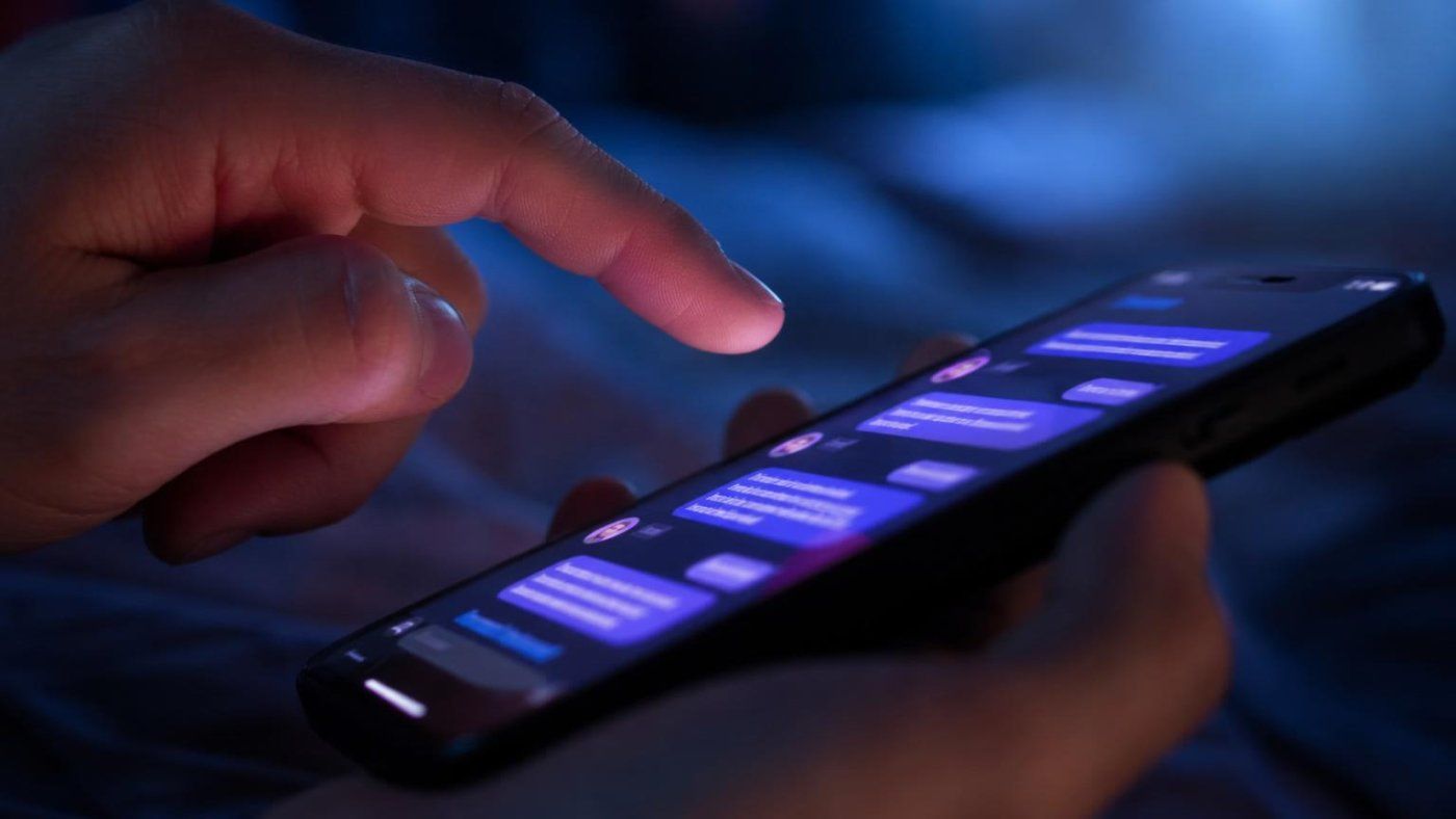 Uno de cada tres hombres jóvenes ya ha salido con una IA: la privacidad se erosiona en la relación