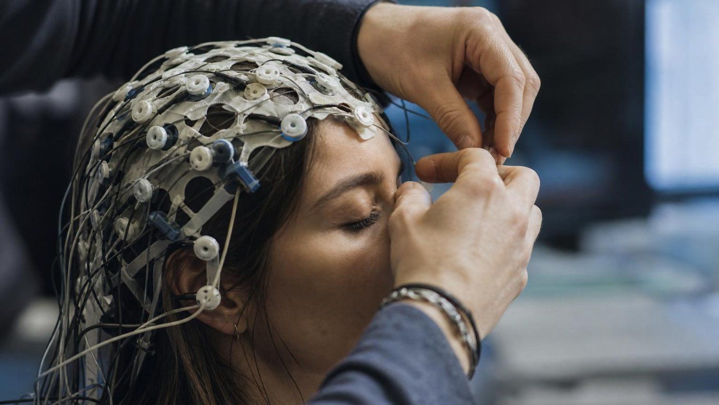 MIT: escribir con IA reduce la conectividad cerebral y empeora el recuerdo de 54 jóvenes