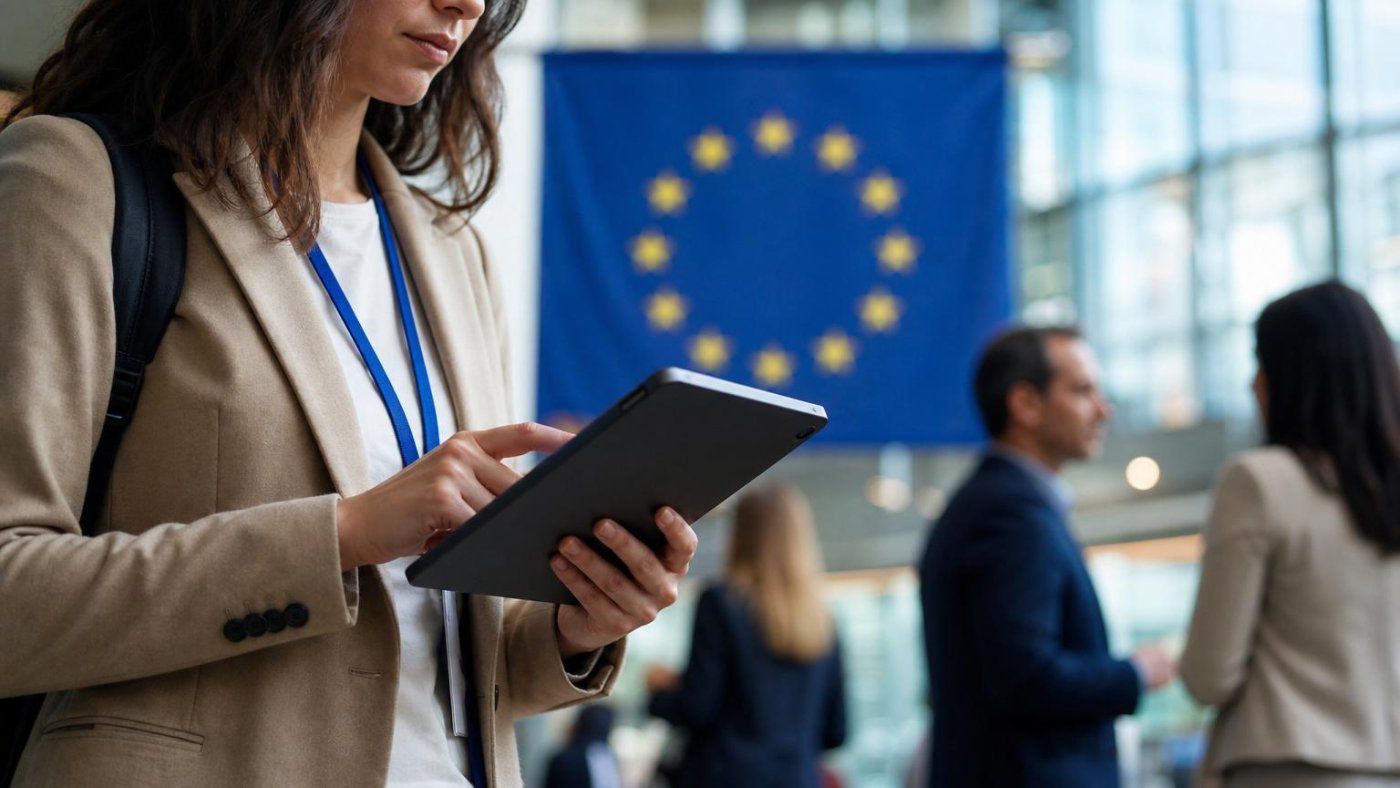 La UE obliga a avisar de la IA desde el 2 de agosto: ChatGPT, Gemini y Claude deberán identificarse