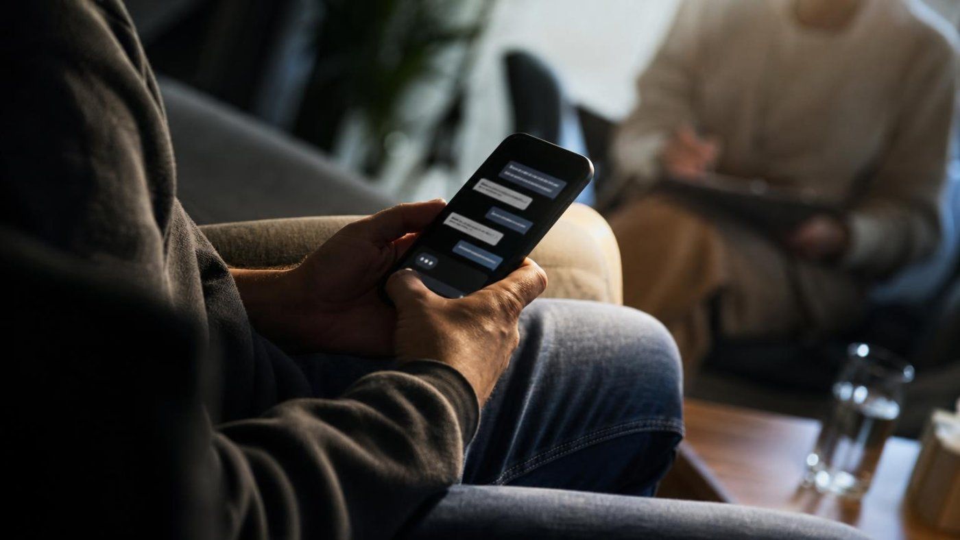 El 42,1% de los adultos en España ya habló con un chatbot y psiquiatras alertan de que puede reforzar creencias falsas