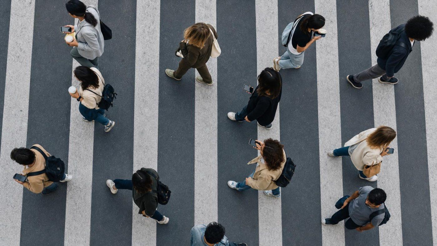 Meta, Google y OpenAI buscan seducir a las mujeres: el 47% de los jóvenes ve muy mala la adopción de la IA