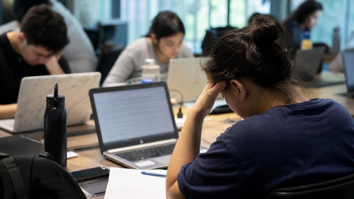 UNAM frena 158.712 aspirantes tras detectar resultados atípicos en su examen en línea de admisión