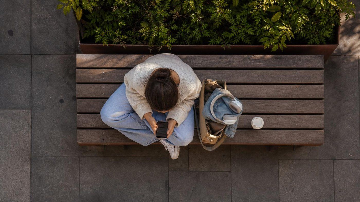 Relaciones con IA: 17 entrevistas muestran que la intimidad crece como en vínculos humanos y deja datos en manos de plataformas