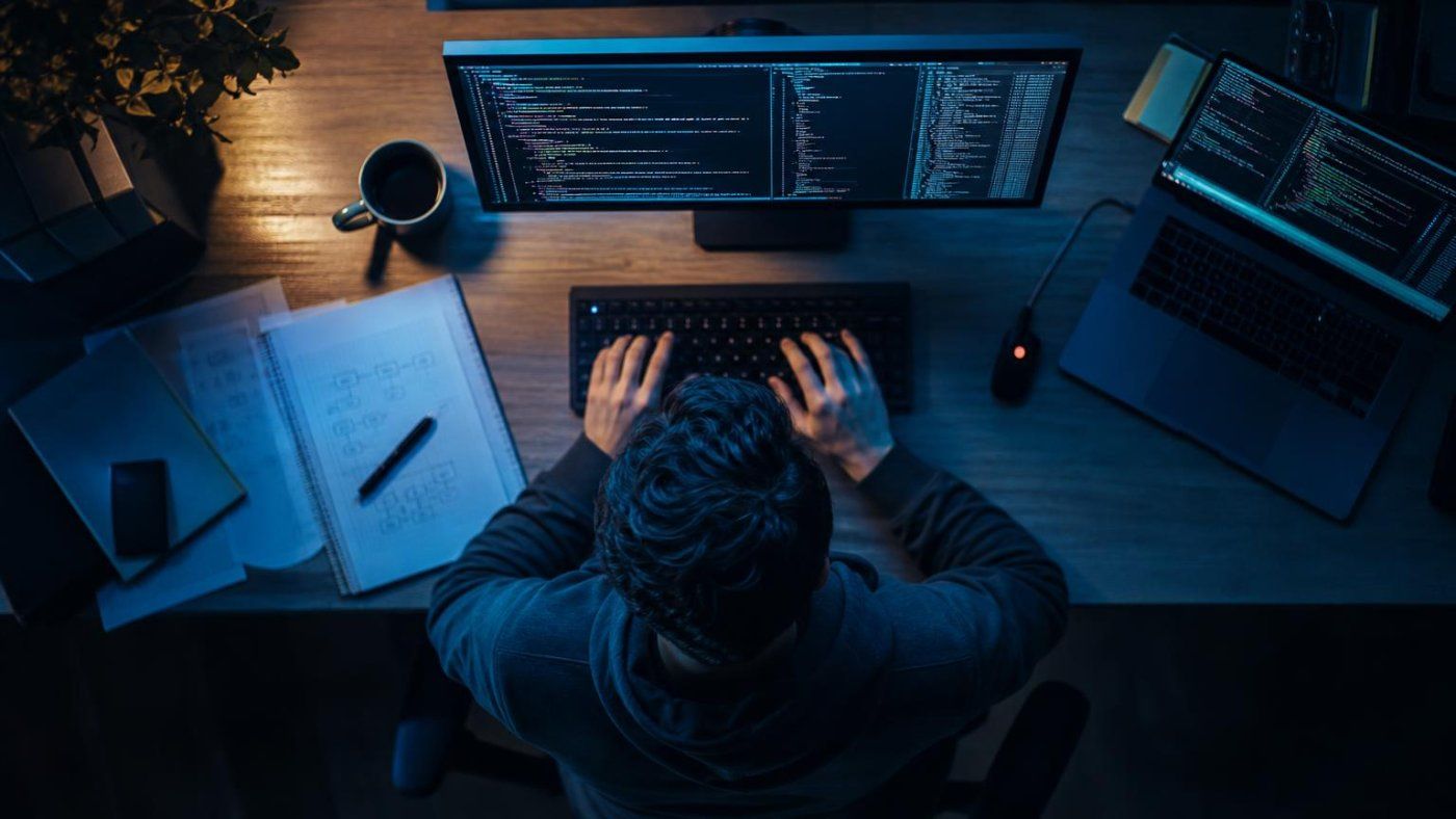 Copilot y Cursor caen ante la 'alucinación adversarial': una IA puede colar malware al sugerir paquetes ficticios