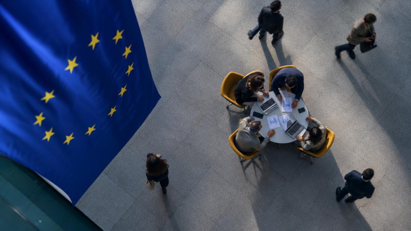 Europa obliga a avisar cuando hablas con una IA: el reglamento europeo activa sanciones de hasta 35 millones