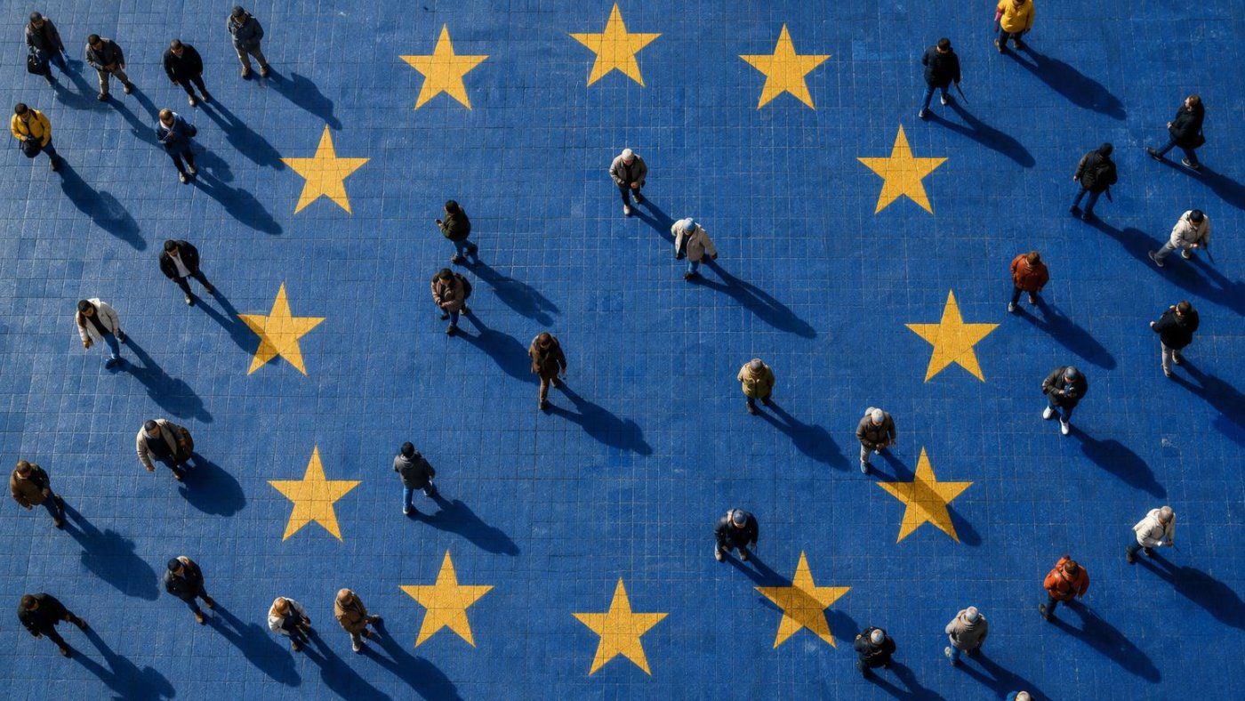 La UE obliga desde el 2 de agosto a etiquetar todo contenido de IA que parezca real, con multas de hasta 15 millones de euros