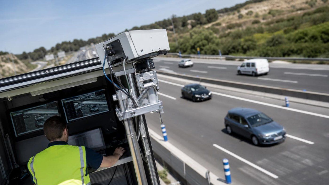 La IA en la A-2 y la AP-7 detecta 8.500 móviles y 4.500 cinturones, pero un 26% y 30% de avisos eran falsos