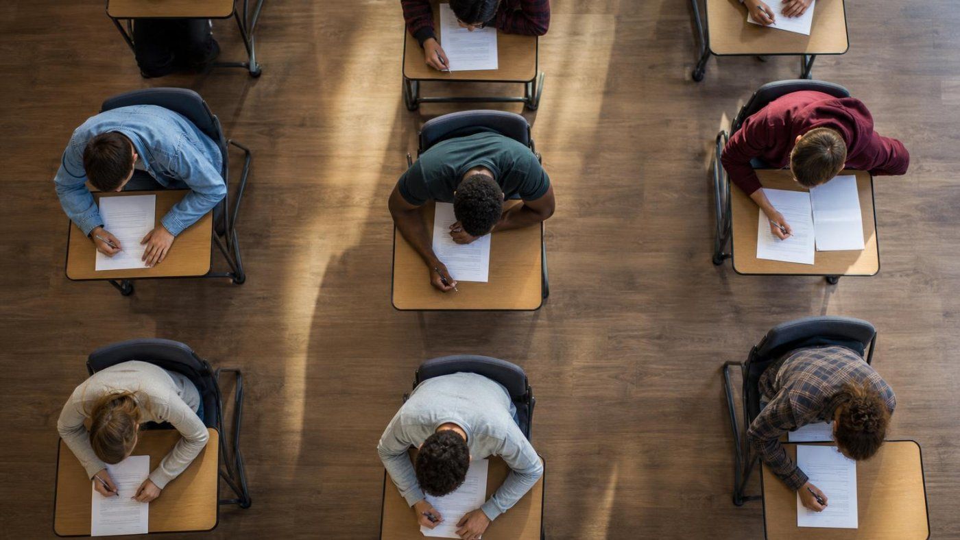 Madagascar delata el uso de IA en un examen: 32 de 35 alumnos cayeron en una trampa invisible