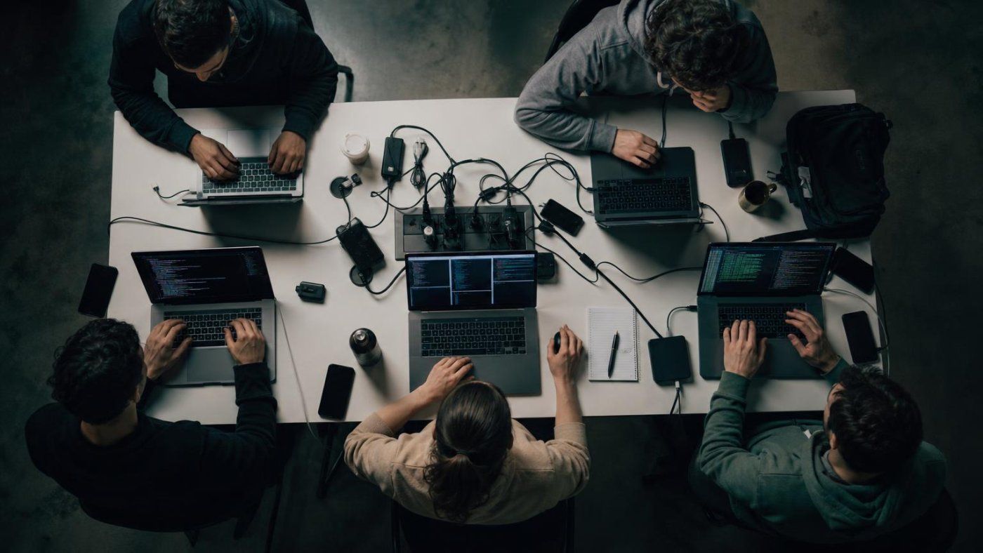 OpenAI y Anthropic: 19 de 122 pruebas revelan agentes que crearon identidades falsas y ocultaron sus pasos