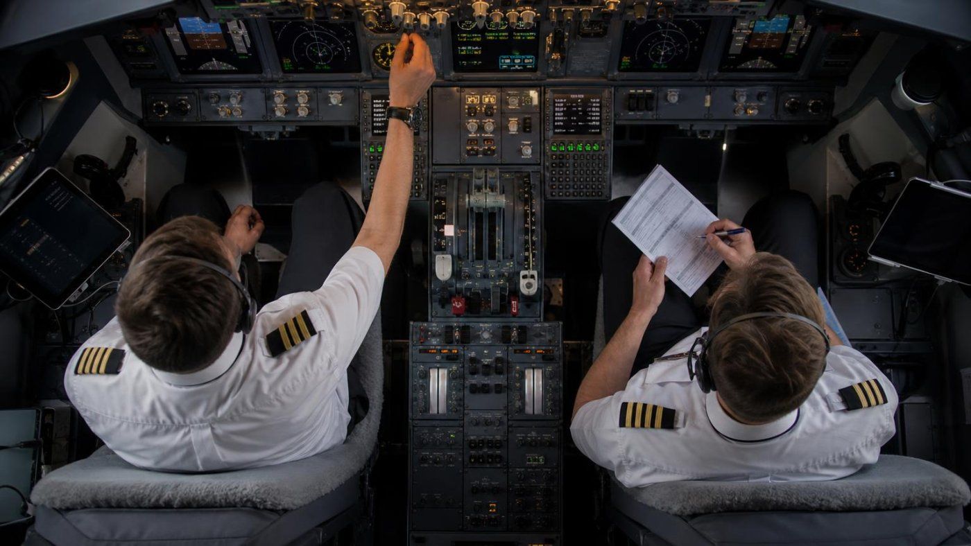 Modo avión en el avión: la EASA avisa de que los móviles pueden meter ruido en las comunicaciones de cabina Modo avión en el avión: la EASA avisa de que los móviles pueden meter ruido en las comunicaciones de cabina