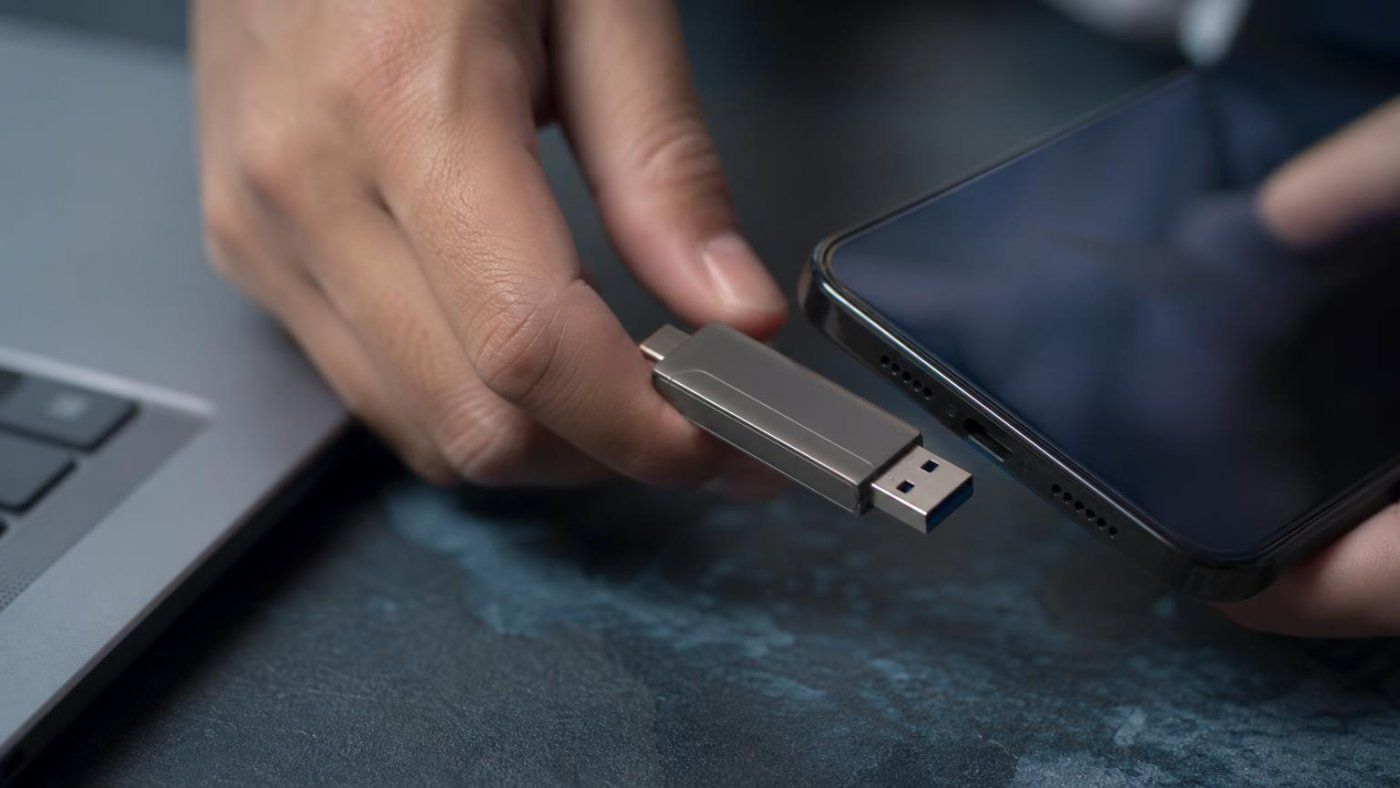 El pendrive de Xiaomi con USB A y USB C copia a 150 MB/s, pero Android bloquea los APK externos