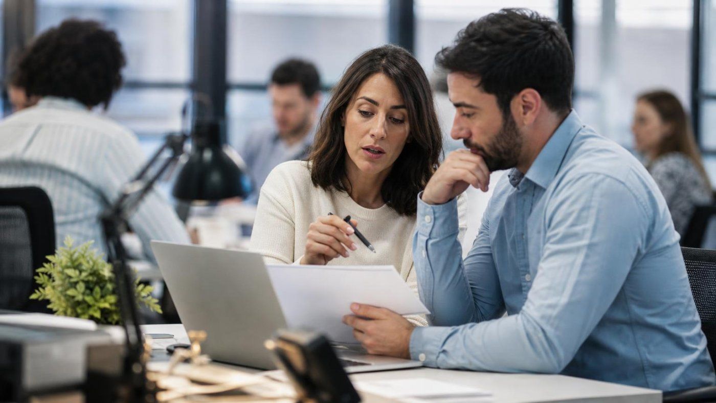 La IA ya redacta ofertas de empleo en España, pero el 51% de las empresas sigue confiando más en la revisión humana