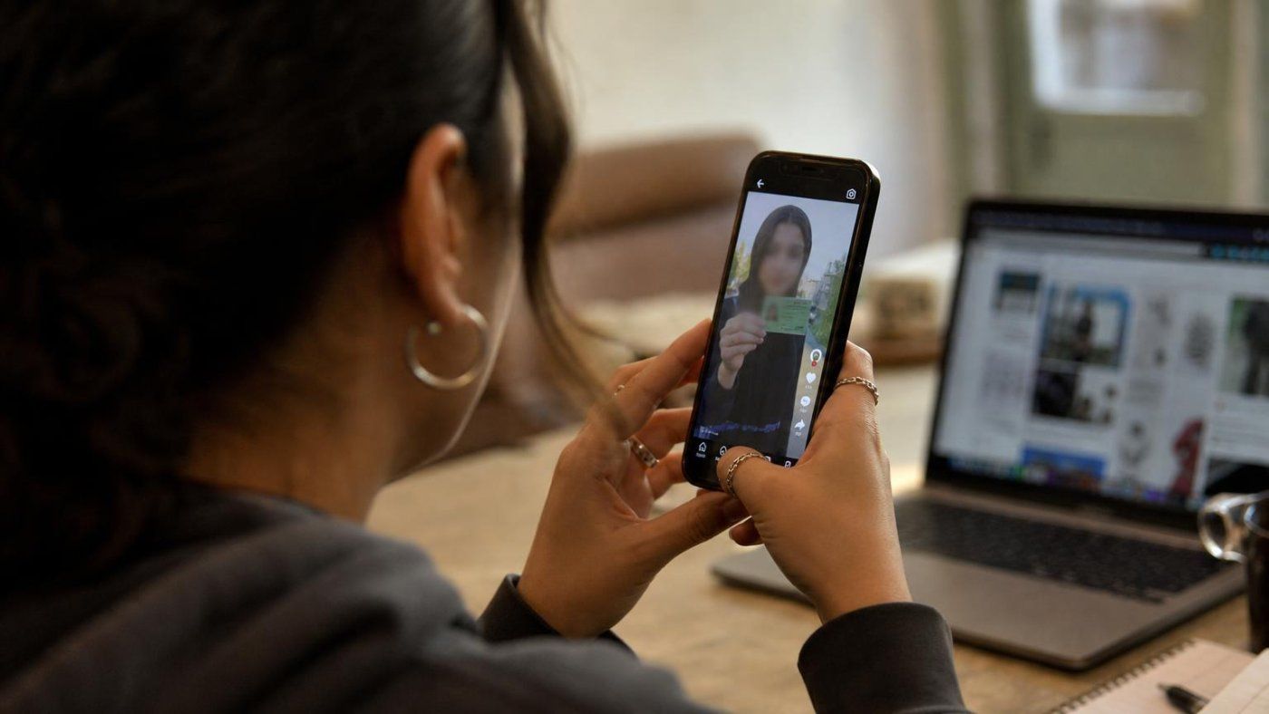 Farah, la joven de Ceuta, víctima de decenas de imágenes falsas con IA que la muestran con un carnet del CETI