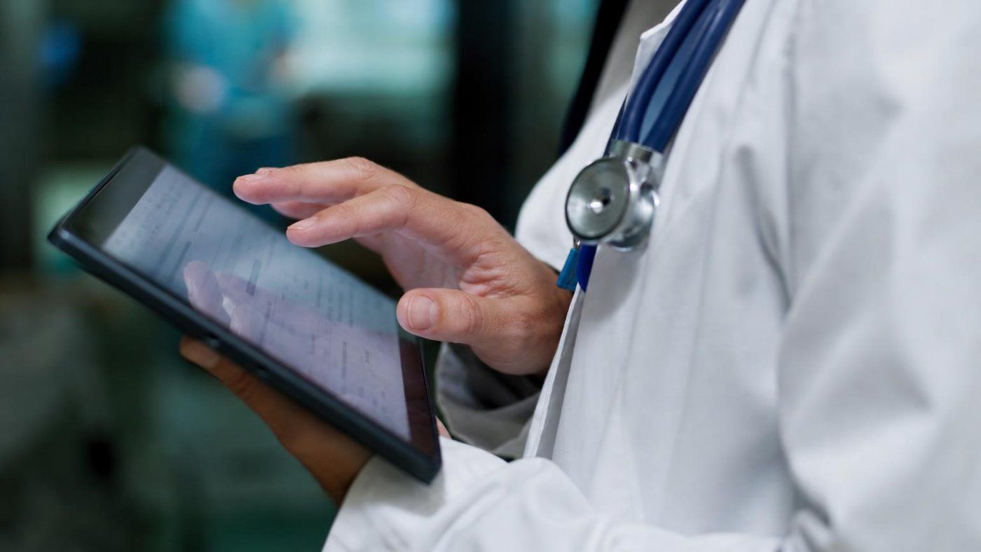 IA en la sanidad: la guía oficial deja claro que el médico sigue teniendo la última palabra