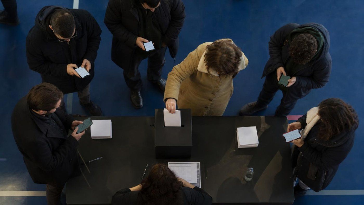 ChatGPT y Gemini ya influyen en el voto: en Reino Unido más del 14% usaría IA para decidir su papeleta
