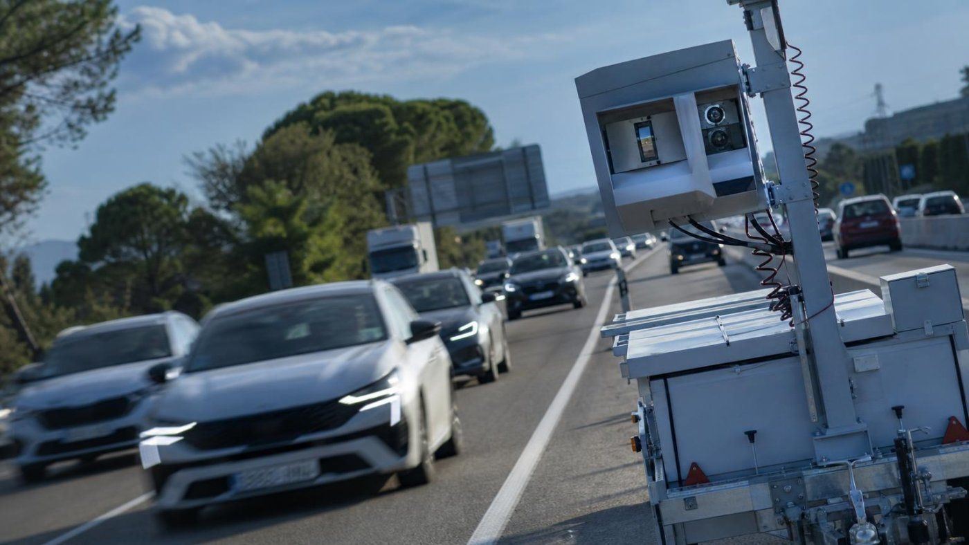 IA en la A-2 y la AP-7 detecta más de 8.500 conductores con móvil y 4.500 usos incorrectos del cinturón