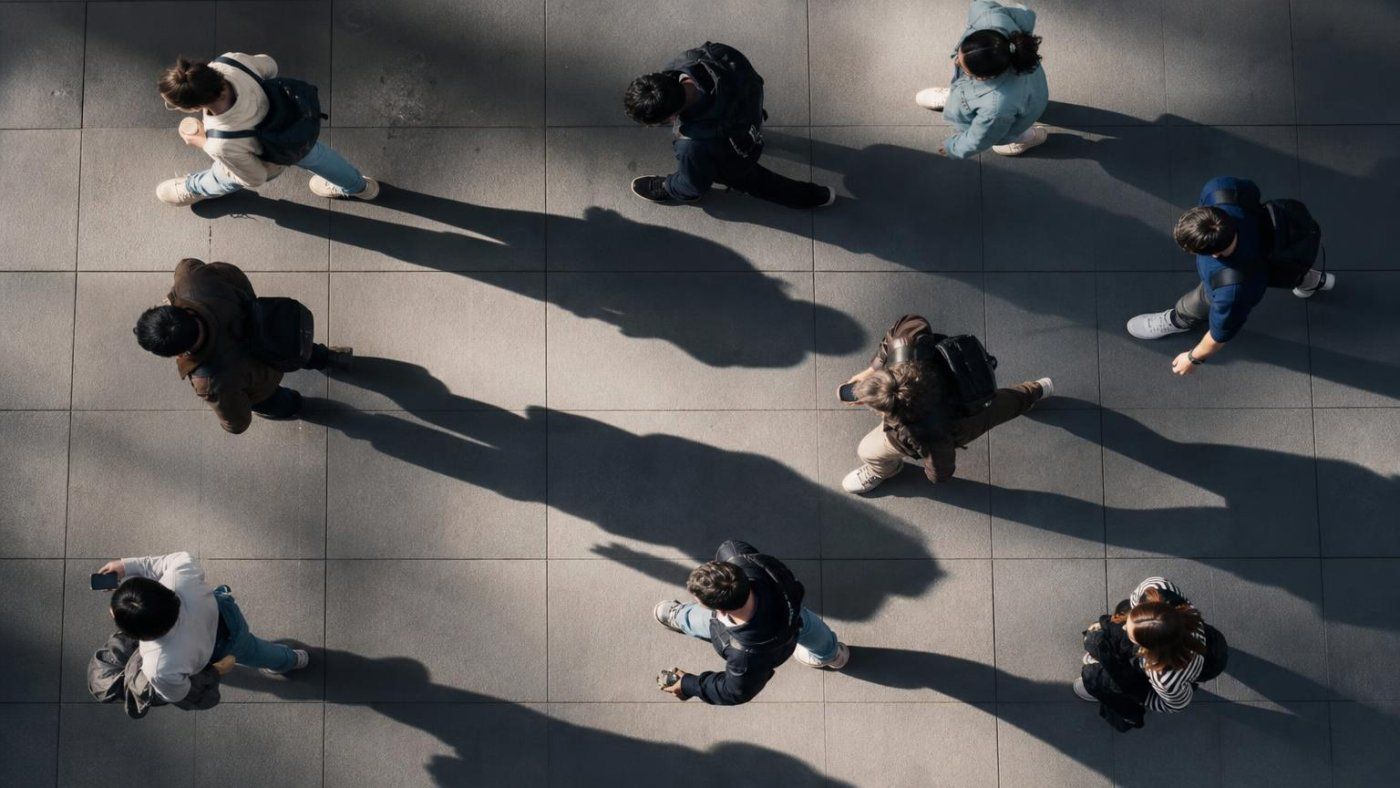 Stanford alerta: el empleo de jóvenes de 22 a 25 años cae un 19% en trabajos más expuestos a la IA