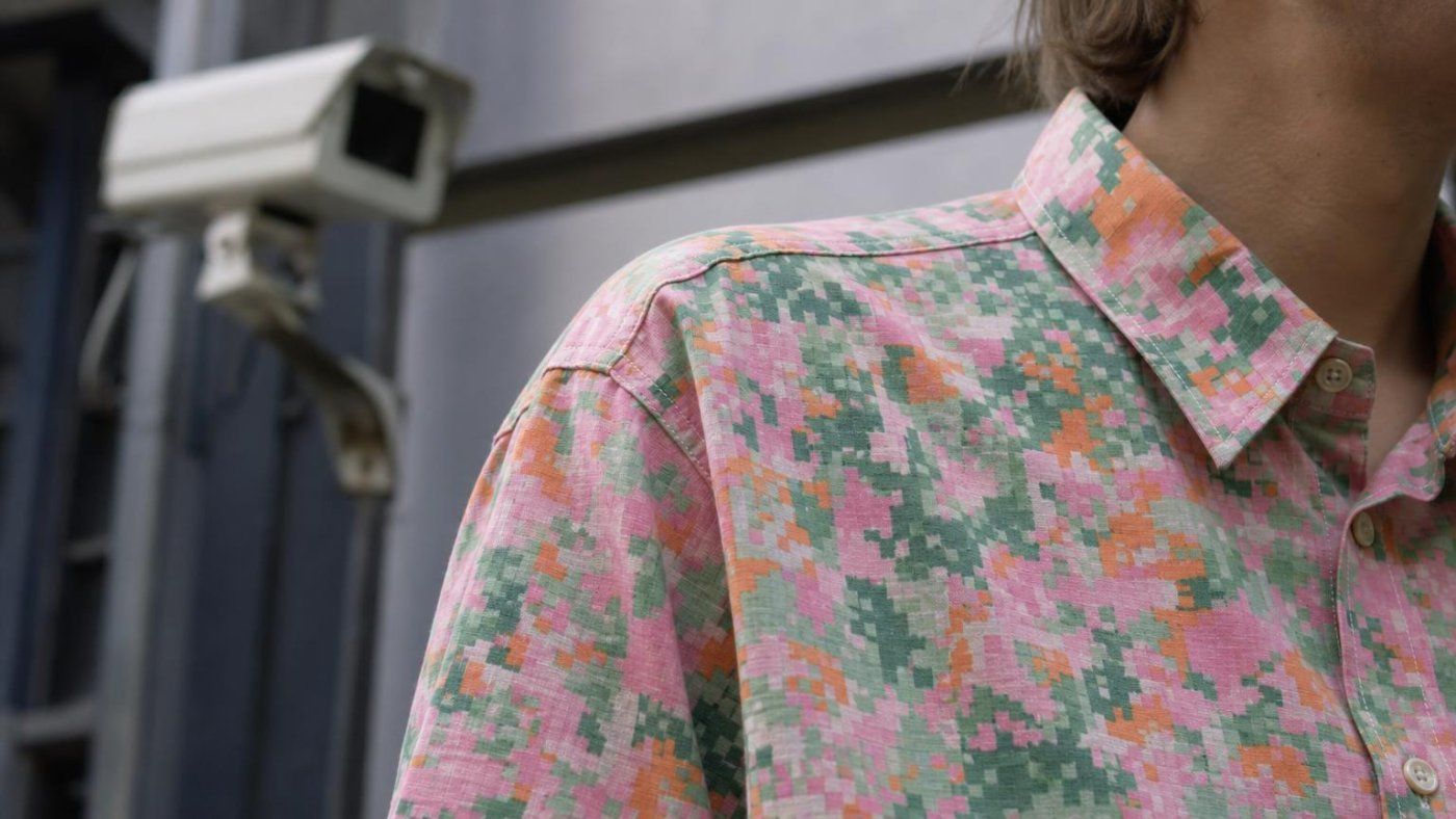 La camisa 'Digital Camouflage' de Simon Weckert engaña a YOLO y hace “desaparecer” a una persona