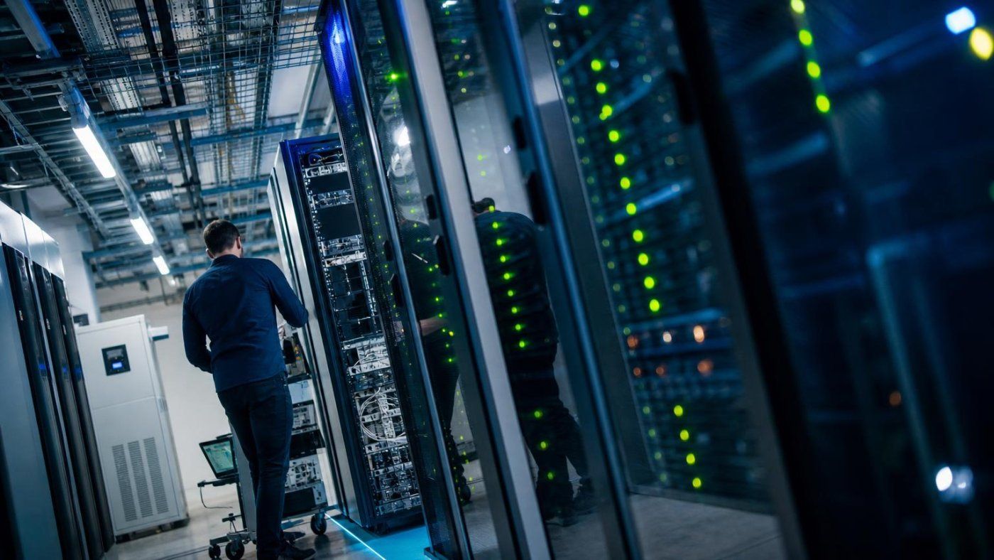 España y Francia mueven en la UE una norma de mayoría digital mientras los nuevos centros de datos exigirán un 80% renovable