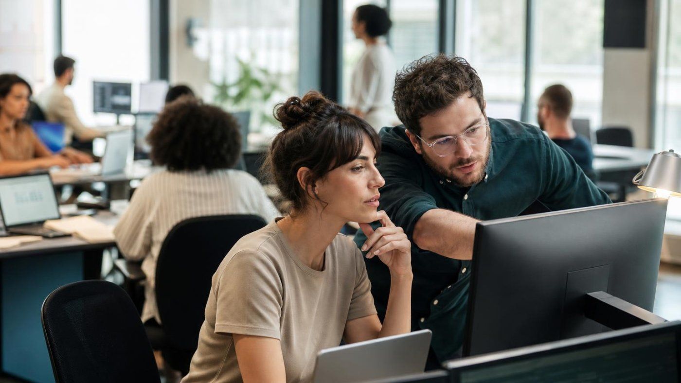 España usa IA a diario en el 82%, pero solo el 9% de las empresas la ha integrado del todo