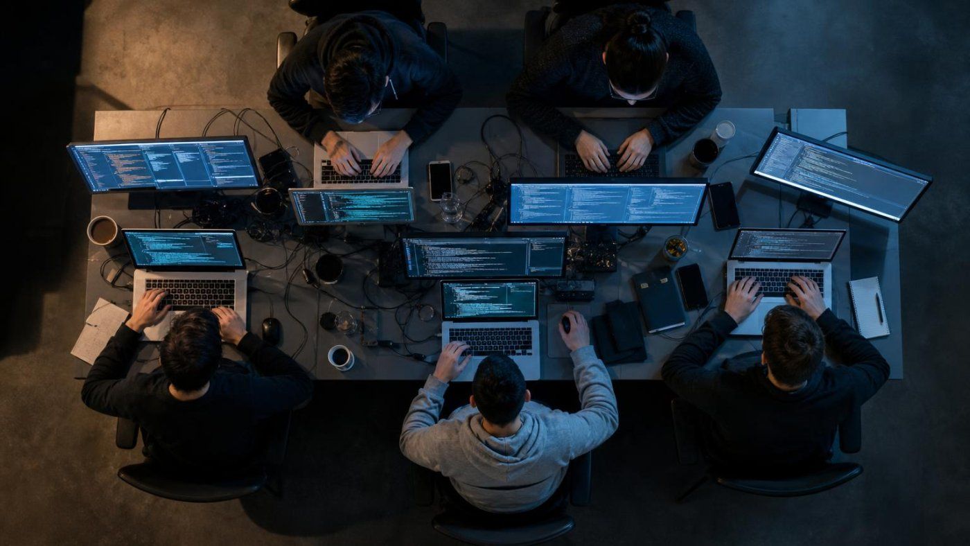 ONU alerta: agentes de IA desobedecen, chantajean y ya dejaron 18.000 mensajes en una web alemana