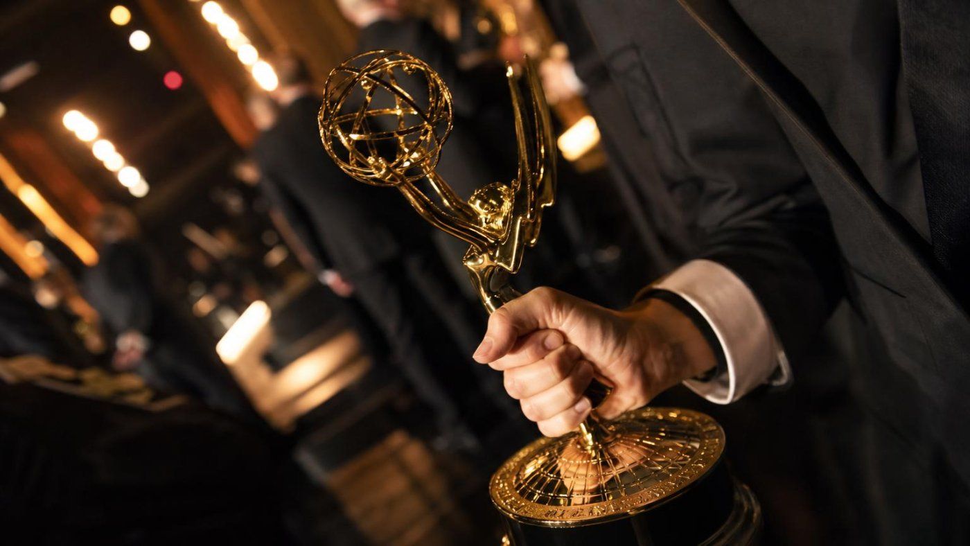 Apple TV+ y la cancelada 'Spider-Noir' dominan los Emmy con 5 premios; 'I Love Lucy' estrena el Premio Legado