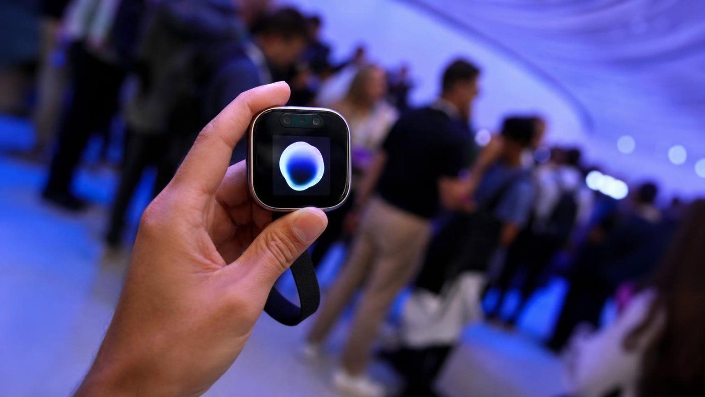 Meta presenta 'Muse Charm', su IA con pantalla de 2 pulgadas y 5G para el bolsillo