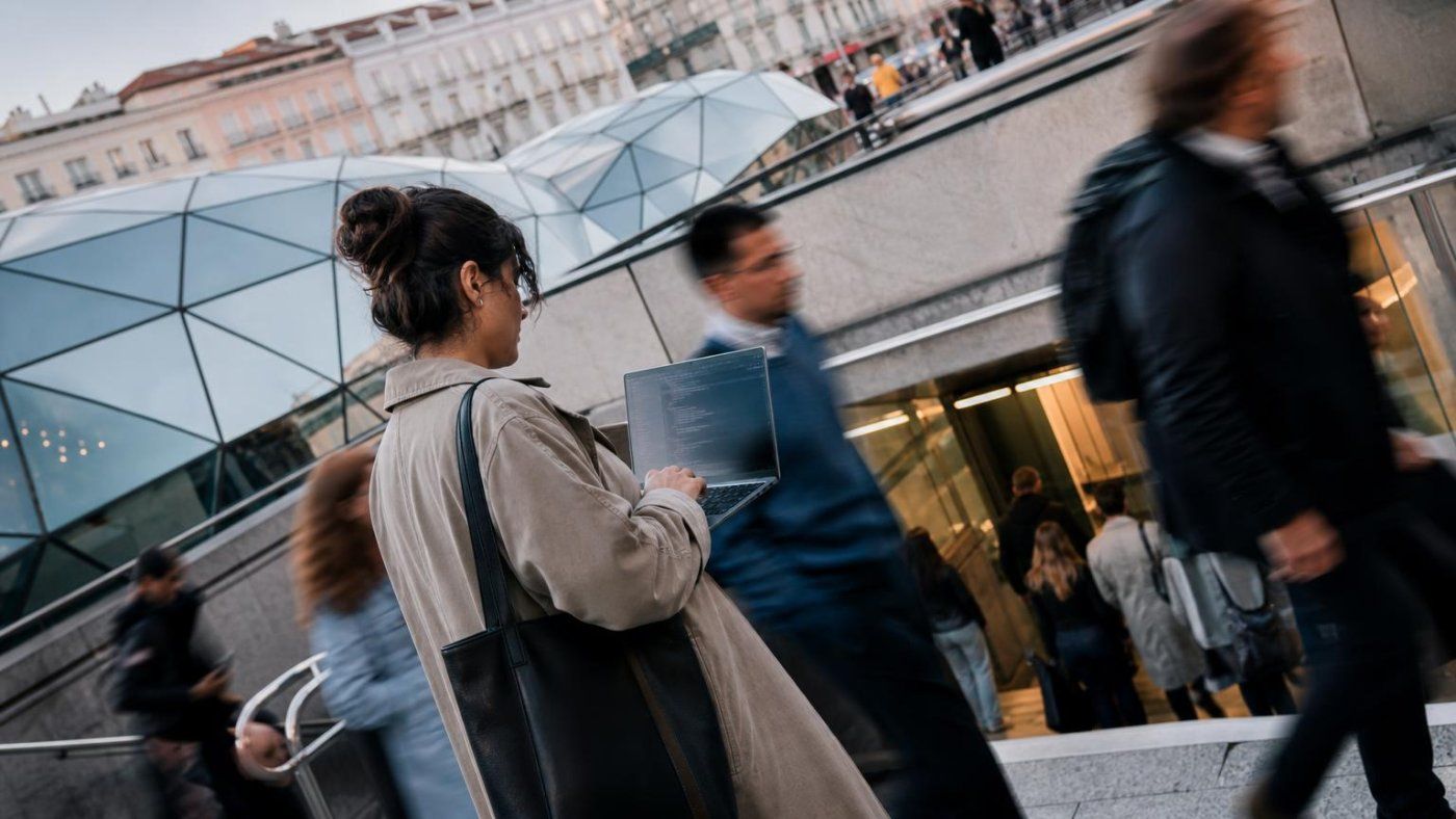 IA y empleo en España: Madrid y Cataluña concentran más puestos expuestos, y el 40% de titulados supera el 15% de ESO