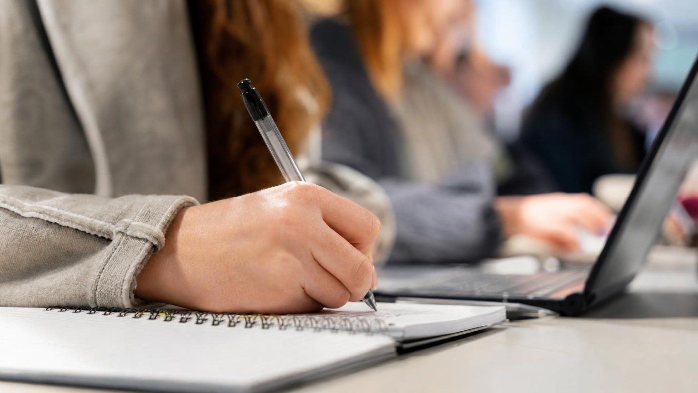 La Universitat de València veta los detectores de IA y pide declarar su uso en trabajos