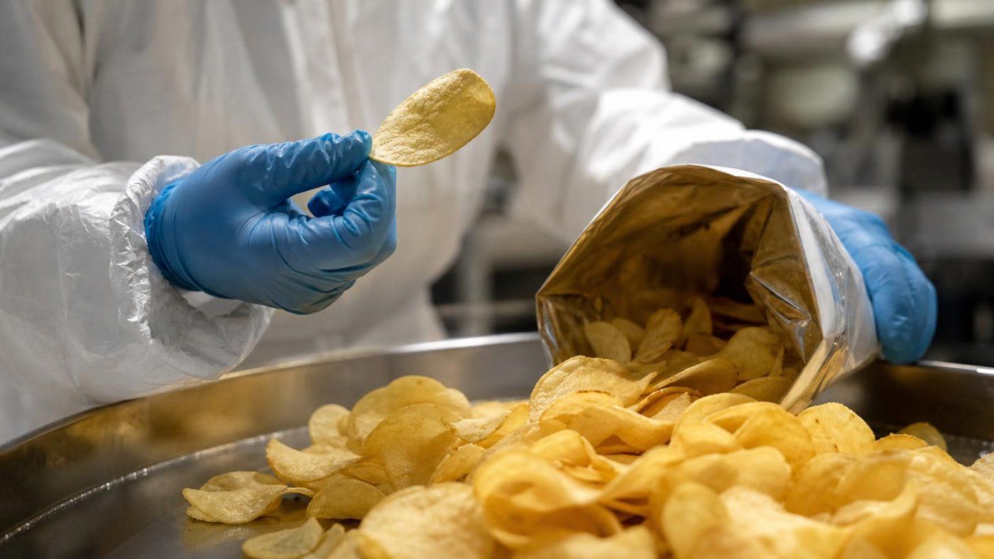 Lay's: un vídeo viral falso muestra patatas con cucarachas y delata IA en el logo y las bolsas