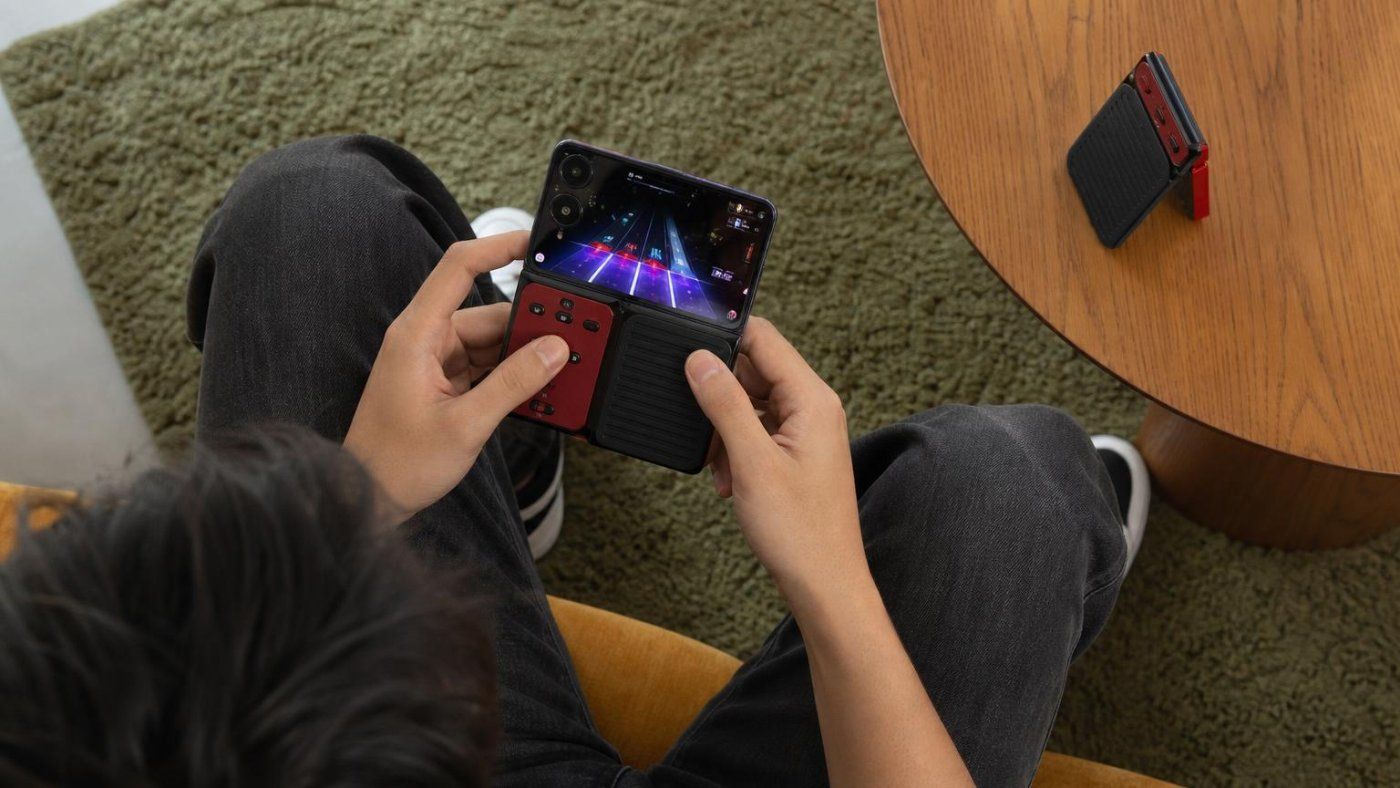 Xiaomi Pocket Guitar convierte el móvil en guitarra por 72 euros y añade soporte para apoyar el teléfono