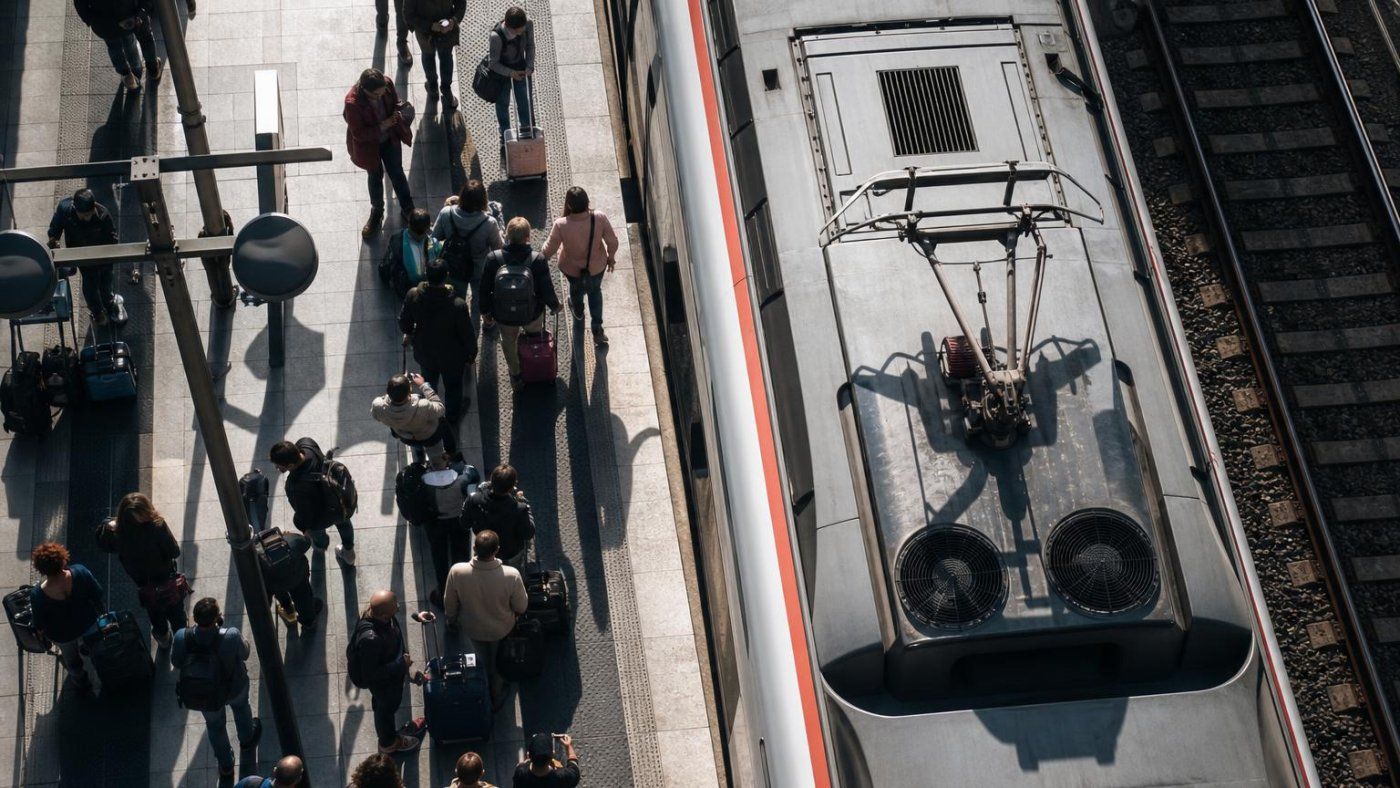 Adif y Renfe sufren en España el primer ciberataque con IA: 500 GB de datos de viajeros filtrados