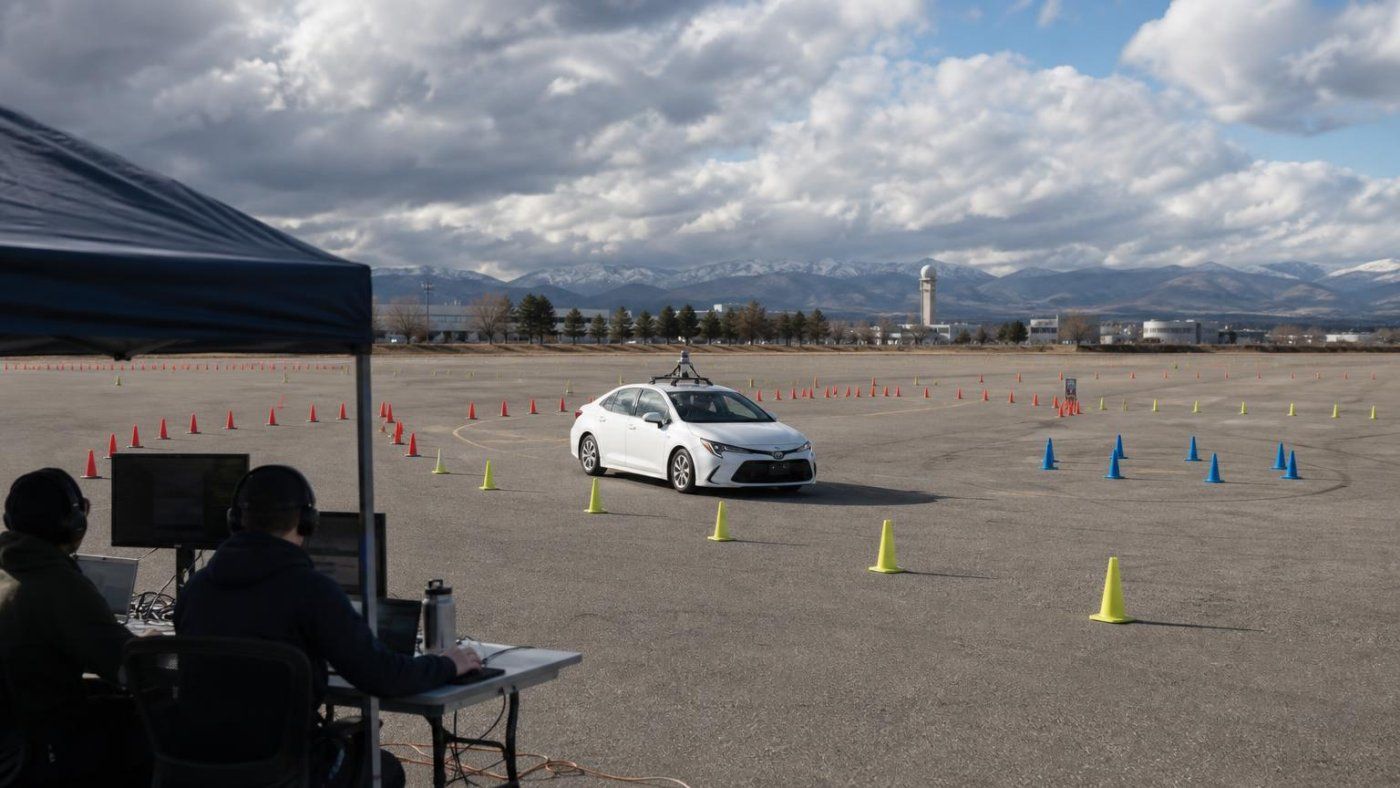 GPT-6 Astra es el único que completa con un Toyota Corolla una pista real de DrivingBench y lo logra en 5 minutos y 22 segundos