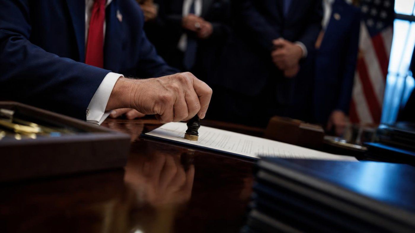 Trump quiere borrar “inteligencia artificial” y llama “enemigo” a quien no diga “superinteligencia”