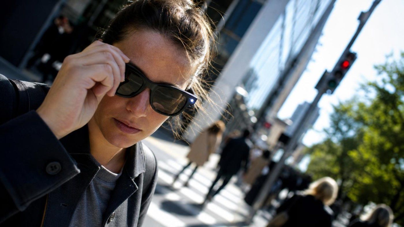 Las gafas inteligentes deberán frenar la grabación si se tapa la luz de aviso, según el comité europeo de protección de datos