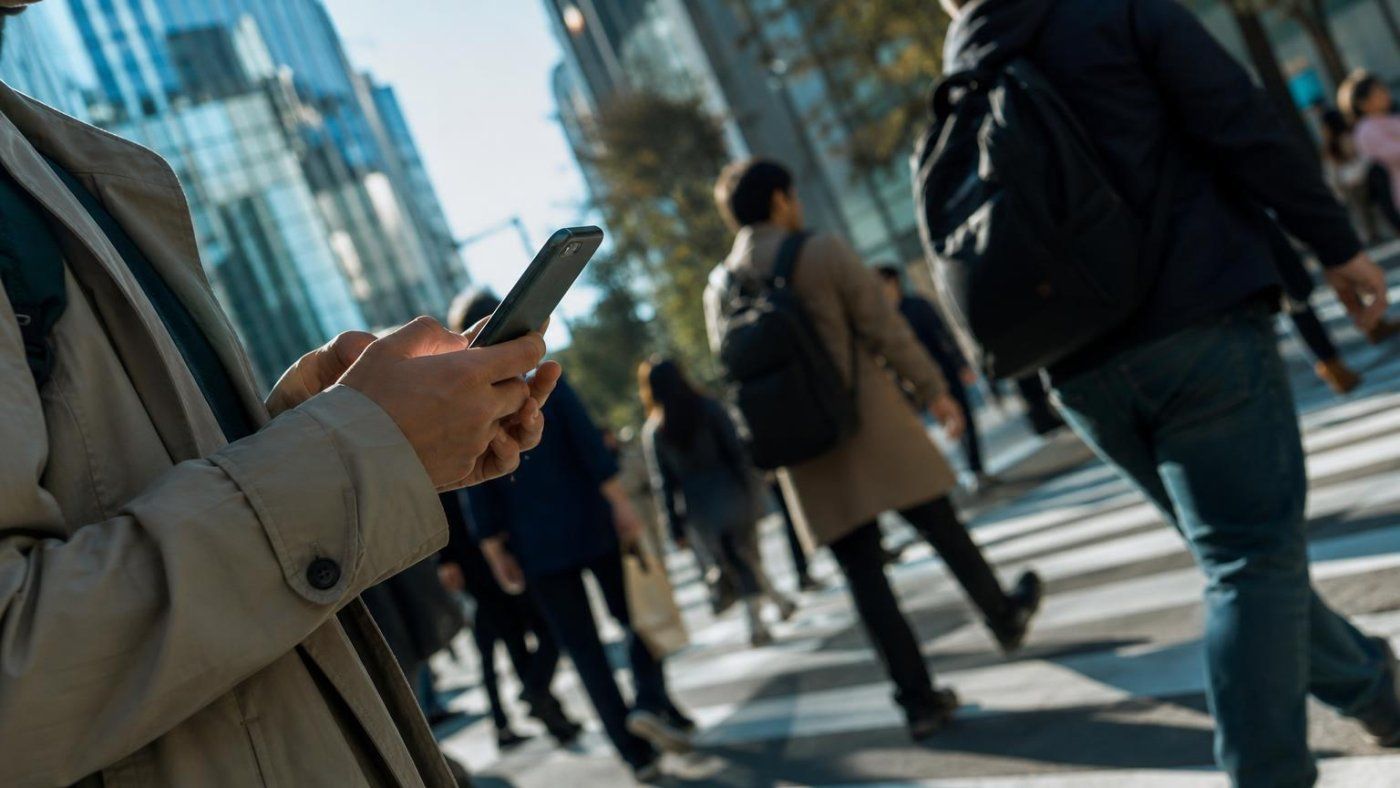 ChatGPT, Gemini y Grok comparten datos con terceros: 9 asistentes de IA rastrean chats y títulos de conversación