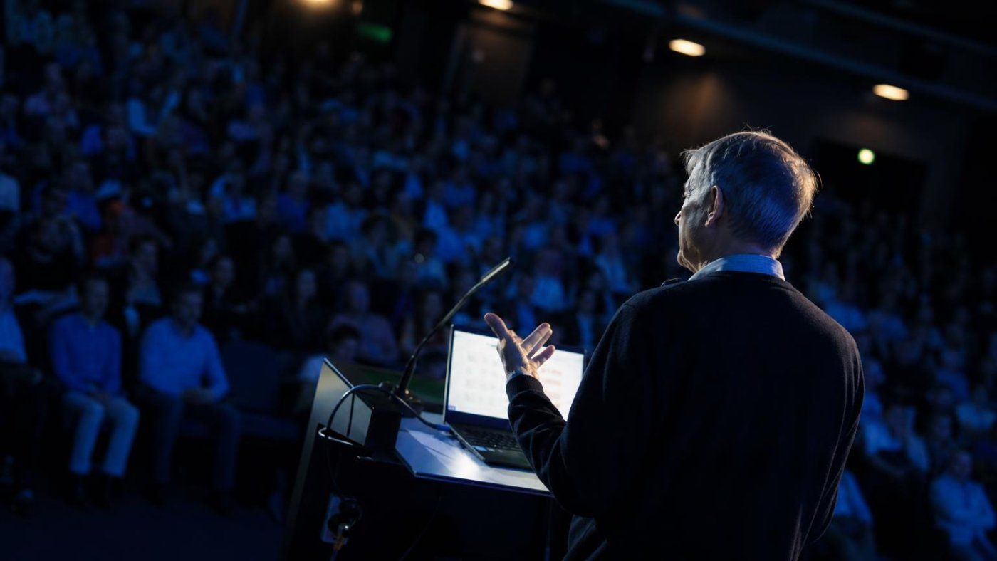 Geoffrey Hinton advierte que habrá verdades de la IA que los humanos no entenderán