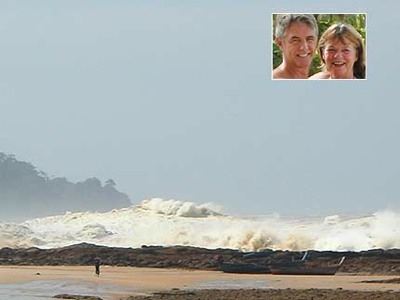 Las fotos de la pareja fallecida, sobre la imagen que captaron del tsunami.