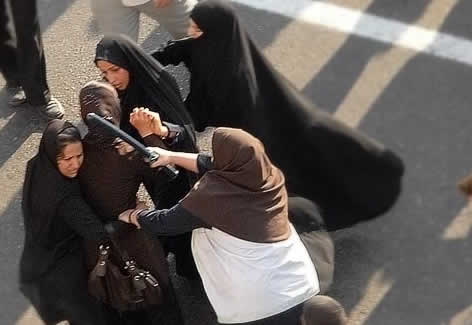 Policía iraní reprime una manifestación de mujeres