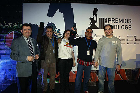 Los ganadores, junto a Arsenio Escolar (izq) tras recibir los premios (foto: Jorge París-20minutos.es).