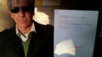 El músico Eme Navarro entrega muestra su denuncia, la primera de la 'Ley Sinde-Wert'